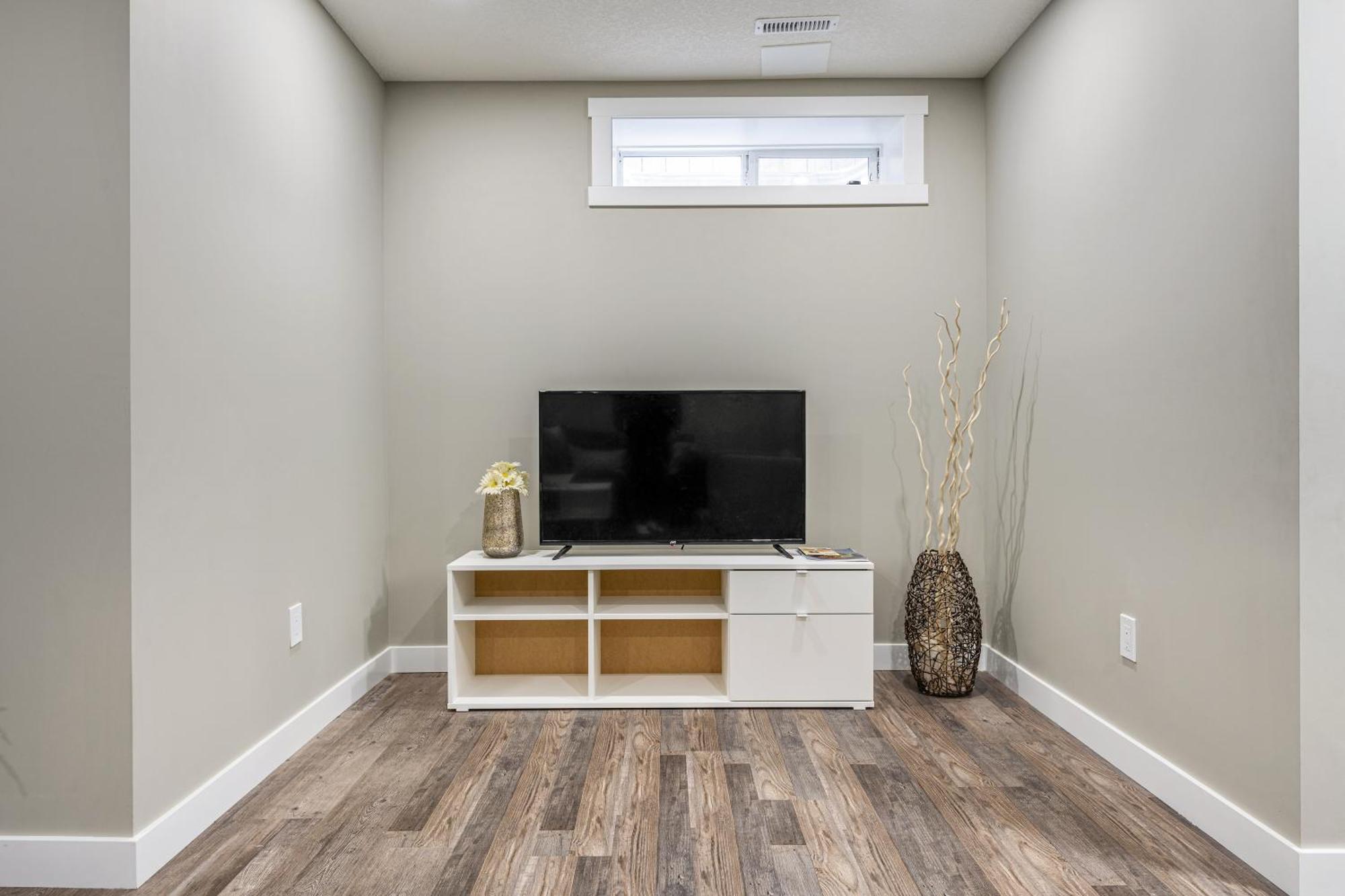Modern 2 Bedroom Basement Suite With Laundry YYC Kültér fotó