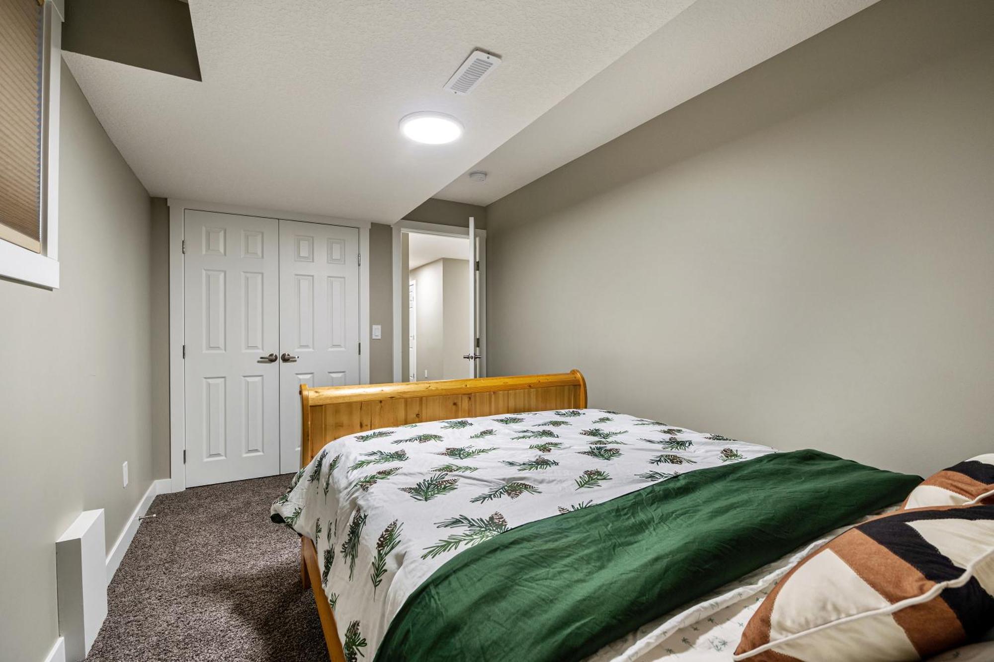 Modern 2 Bedroom Basement Suite With Laundry YYC Kültér fotó