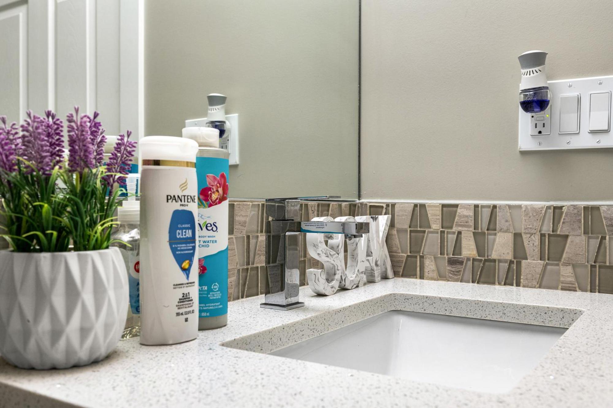 Modern 2 Bedroom Basement Suite With Laundry YYC Kültér fotó